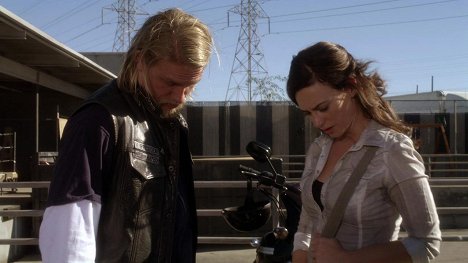 Charlie Hunnam, Maggie Siff - Sons of Anarchy - NS - Photos