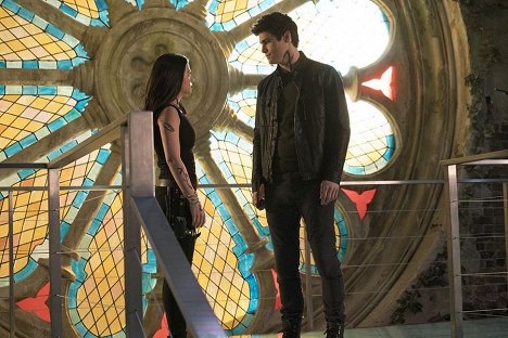 Emeraude Toubia, Matthew Daddario - Shadowhunters: The Mortal Instruments - Ein Erinnerungsproblem - Filmfotos