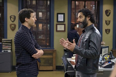 Andy Samberg, Jason Mantzoukas - Brooklyn Nine-Nine - Un monstruo en el armario - De la película