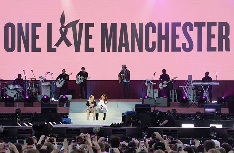 Miley Cyrus, Ariana Grande - Koncert pro Manchester - Z filmu