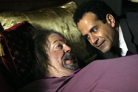 Tim Curry, Tony Shalhoub - Monk - Flúgos nyomozó - Mr. Monk börtönbe megy - Filmfotók