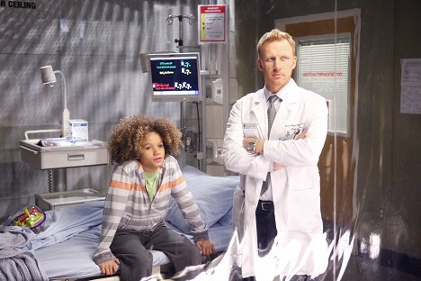 Armani Jackson, Kevin McKidd - Grey's Anatomy - Everything I Try to Do, Nothing Seems to Turn Out Right - Photos