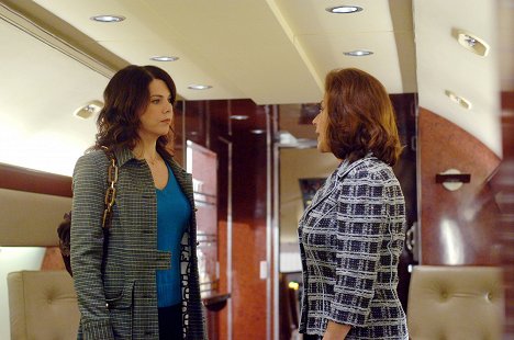 Lauren Graham, Kelly Bishop - Gilmore Girls - The Prodigal Daughter Returns - Photos