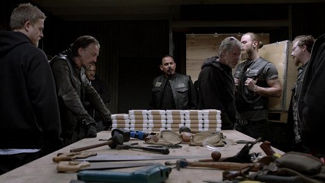 Charlie Hunnam, Tommy Flanagan, Theo Rossi, Emilio Rivera, Ron Perlman, Ryan Hurst, Frank Potter - Sons of Anarchy - With an X - Photos