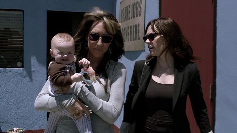 Katey Sagal, Maggie Siff - Zákon gangu - With an X - Z filmu