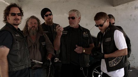 Kim Coates, Mark Boone Junior, Ryan Hurst, Ron Perlman, Charlie Hunnam - Sons of Anarchy - Fruit for the Crows - Photos