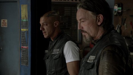 Theo Rossi, Tommy Flanagan - Sons of Anarchy - Kiss - Van film