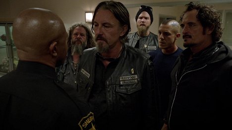 Mark Boone Junior, Tommy Flanagan, Ryan Hurst, Theo Rossi, Kim Coates - Sons of Anarchy - Hands - Photos