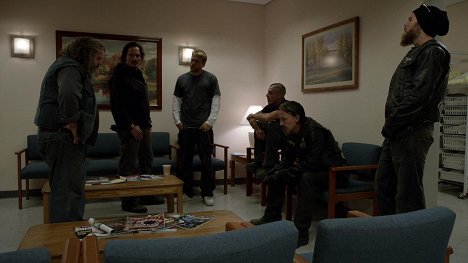 Mark Boone Junior, Kim Coates, Charlie Hunnam, Theo Rossi, Tommy Flanagan, Ryan Hurst - Sons of Anarchy - Hands - Photos
