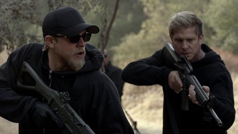 Charlie Hunnam, Kenny Johnson - Synowie Anarchii - Call of Duty - Z filmu