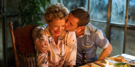 Annette Bening, Jamie Bell - Film Stars Don't Die in Liverpool - Van film