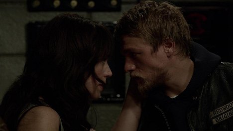 Maggie Siff, Charlie Hunnam - Sons of Anarchy - To Be, Act 2 - Photos