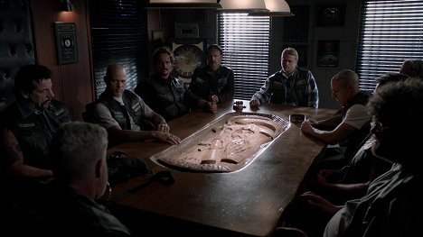 Chuck Zito, David Labrava, Kim Coates, Tommy Flanagan, Charlie Hunnam, Theo Rossi - Zákon gangu - Sovereign - Z filmu