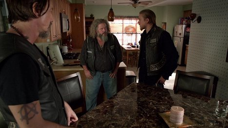 Mark Boone Junior, Charlie Hunnam - Sons of Anarchy - To Thine Own Self - Photos
