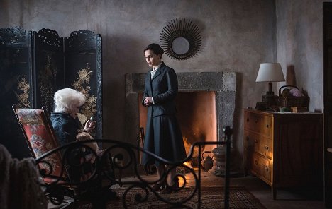 Lisa Gastoni, Emilia Clarke - Hangok a falból - Filmfotók