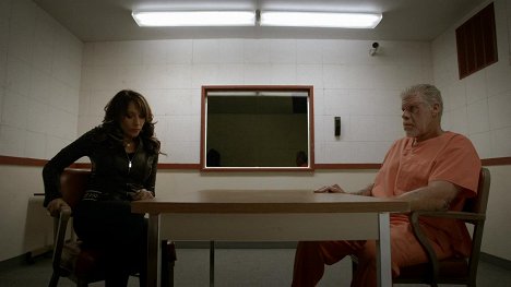 Katey Sagal, Ron Perlman - Zákon gangu - One One Six - Z filmu
