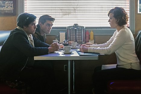 Cole Sprouse, K.J. Apa, Molly Ringwald - Riverdale - Chapter Twelve: Anatomy of a Murder - Photos