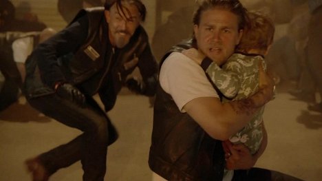 Tommy Flanagan, Charlie Hunnam - Kemény motorosok - The Mad King - Filmfotók