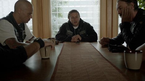 David Labrava, Charlie Hunnam, Tommy Flanagan - Zákon gangu - Salvage - Z filmu