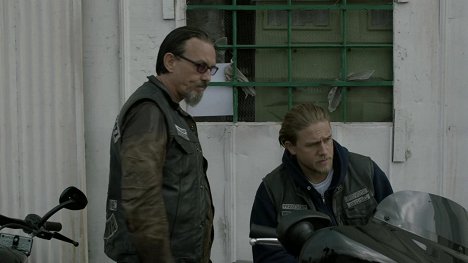 Tommy Flanagan, Charlie Hunnam - Sons of Anarchy - Neue Feinde - Filmfotos