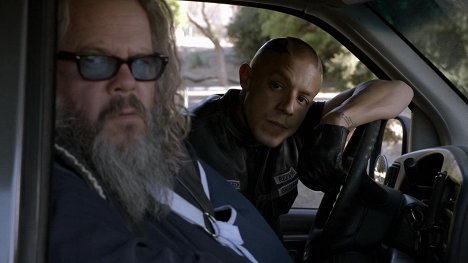 Mark Boone Junior, Theo Rossi - Sons of Anarchy - A Mother's Work - Photos