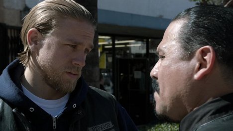 Charlie Hunnam, Emilio Rivera - Zákon gangu - A Mother's Work - Z filmu