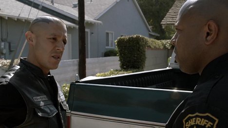 Theo Rossi, Rockmond Dunbar - Sons of Anarchy - A Mother's Work - Photos