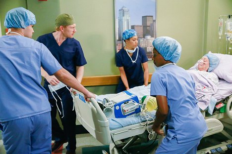 Kevin McKidd, Kelly McCreary - Grey's Anatomy - With or Without You - Photos