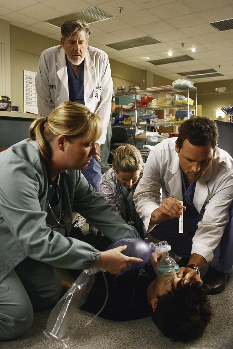 Edward Herrmann, Justin Chambers - Grey's Anatomy - Let the Truth Sting - Photos