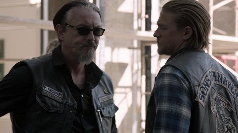 Tommy Flanagan, Charlie Hunnam - Sons of Anarchy - Toil and Till - Photos