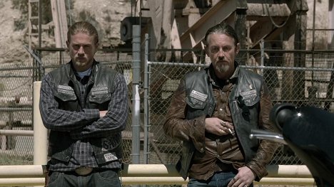 Charlie Hunnam, Tommy Flanagan - Zákon gangu - What a Piece of Work Is Man - Z filmu