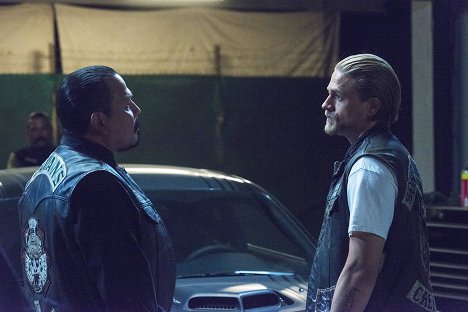Emilio Rivera, Charlie Hunnam - Sons of Anarchy - Suits of Woe - Photos