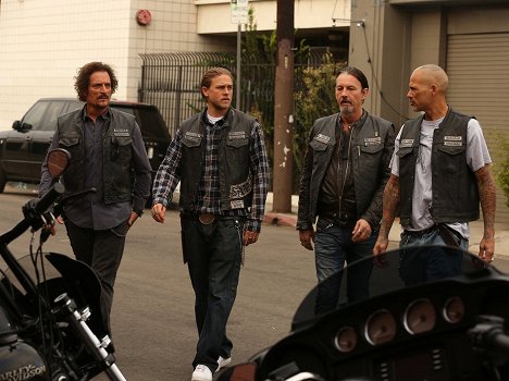 Kim Coates, Charlie Hunnam, Tommy Flanagan, David Labrava - Sons of Anarchy - Rosengarten - Filmfotos