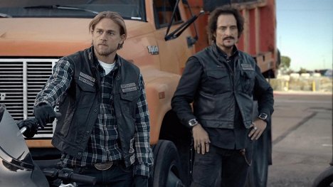 Charlie Hunnam, Kim Coates - Zákon gangu - Papa's Goods - Z filmu