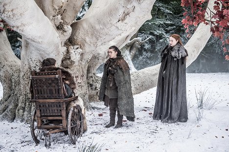 Maisie Williams, Sophie Turner - Game of Thrones - The Spoils of War - Photos