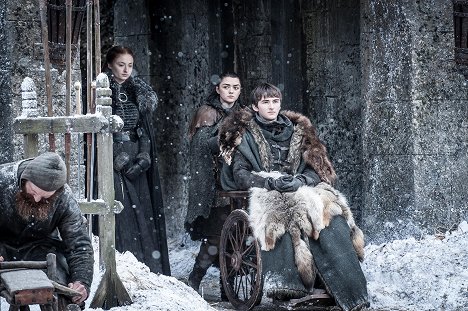 Sophie Turner, Maisie Williams, Isaac Hempstead-Wright - Game of Thrones - The Spoils of War - Photos