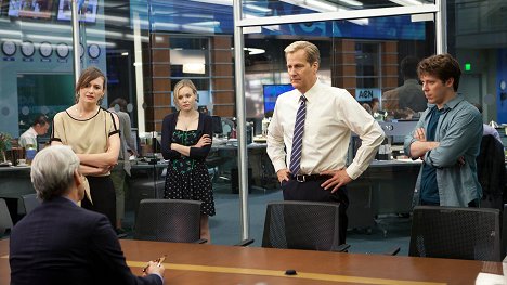 Emily Mortimer, Alison Pill, Jeff Daniels, John Gallagher Jr. - Newsroom - 1. květen - Z filmu