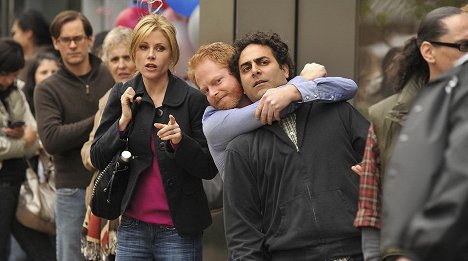 Julie Bowen, Jesse Tyler Ferguson - Modern Family - Game Changer - Photos