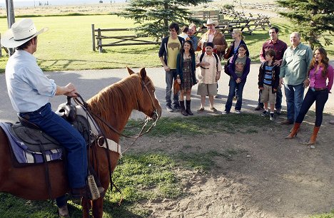 Reid Ewing, Sarah Hyland, Jesse Tyler Ferguson, Rico Rodriguez, Eric Stonestreet, Julie Bowen, Ariel Winter, Ty Burrell, Nolan Gould, Ed O'Neill, Sofía Vergara - Modern Family - Experiment Touristenranch - Filmfotos