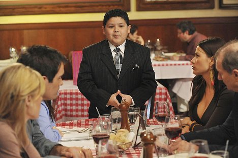 Rico Rodriguez, Sofía Vergara - Modern Family - Manny Get Your Gun - Photos