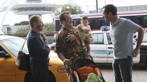 Jesse Tyler Ferguson, Eric Stonestreet, Ty Burrell - Współczesna rodzina - Port lotniczy 2010 - Z filmu