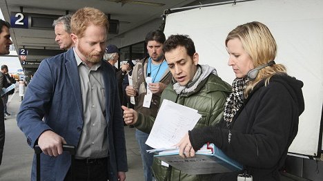 Christopher Lloyd, Jesse Tyler Ferguson, Jason Winer - Modern Family - Airport 2010 - Making of