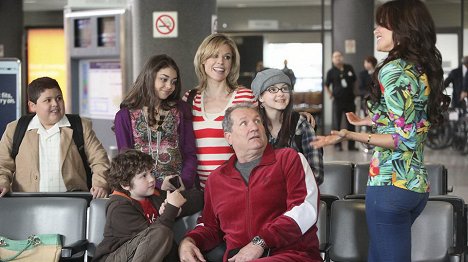 Rico Rodriguez, Nolan Gould, Sarah Hyland, Julie Bowen, Ed O'Neill, Ariel Winter, Sofía Vergara - Taková moderní rodinka - Letiště 2010 - Z filmu