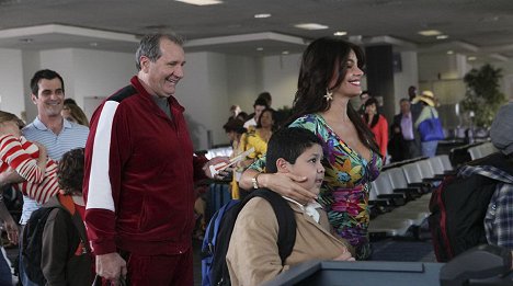 Ty Burrell, Ed O'Neill, Rico Rodriguez, Sofía Vergara - Taková moderní rodinka - Letiště 2010 - Z filmu