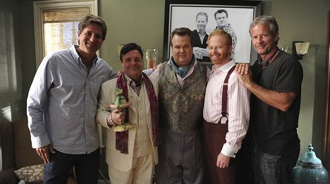 Steven Levitan, Nathan Lane, Eric Stonestreet, Jesse Tyler Ferguson, Christopher Lloyd - Egy rém modern család - Földindulás - Forgatási fotók