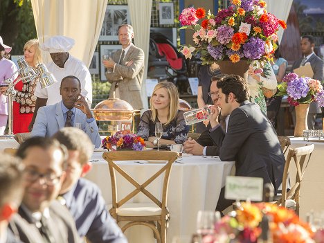 Don Cheadle, Kristen Bell, Ben Schwartz - House of Lies - The Urge to Save Humanity Is Almost Always a False Front for the Urge to Rule - Photos
