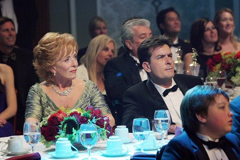 Holland Taylor, Charlie Sheen - Two and a Half Men - The Unfortunate Little Schnauzer - Photos