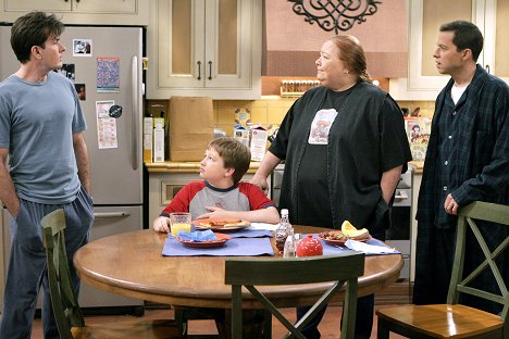 Charlie Sheen, Angus T. Jones, Conchata Ferrell, Jon Cryer - Two and a Half Men - Apologies for the Frivolity - Photos