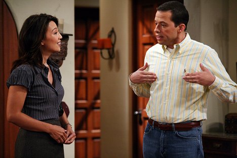 Ming-Na Wen, Jon Cryer - Two and a Half Men - Eine Blondine mit Kaffee - Filmfotos