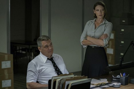 Holt McCallany, Anna Torv - MINDHUNTER: Lovci myšlenek - Epizoda 8 - Z filmu